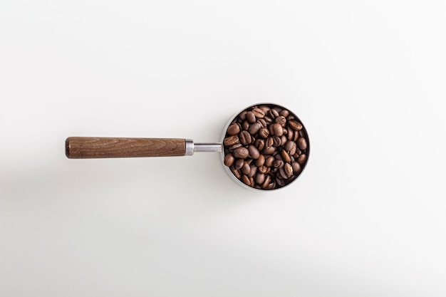 Vista dall'alto della tazza con chicchi di caffè tostati