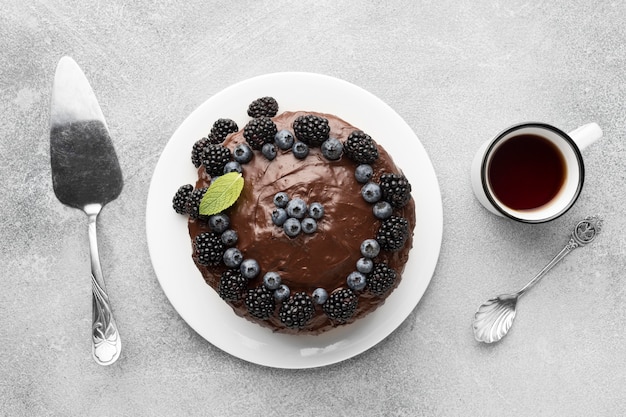 Vista dall'alto della torta al cioccolato con mirtilli e spatola