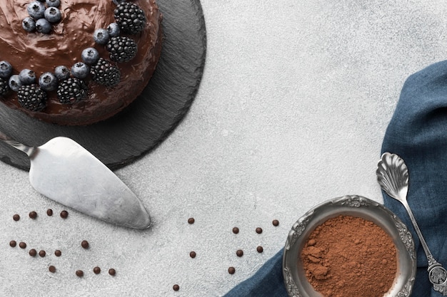 Vista dall'alto della torta al cioccolato con mirtilli e spatola