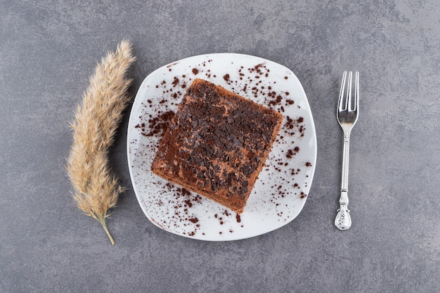 Vista dall'alto della torta al cioccolato fatta in casa sul piatto.