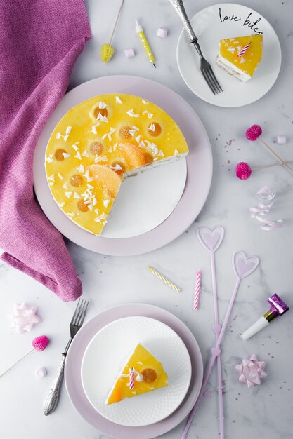 Vista dall'alto della torta con fette e decorazioni di compleanno