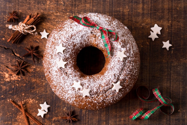 Vista dall'alto della torta di Natale con bastoncini di cannella