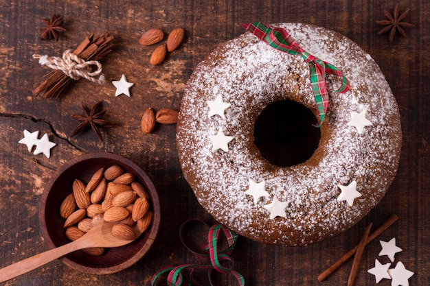 Vista dall'alto della torta di Natale con mandorle e bastoncini di cannella