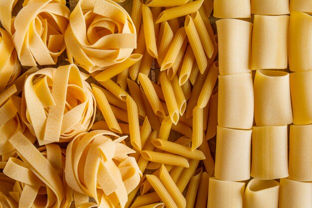 Vista dall&#39;alto della varietà di tipi di pasta