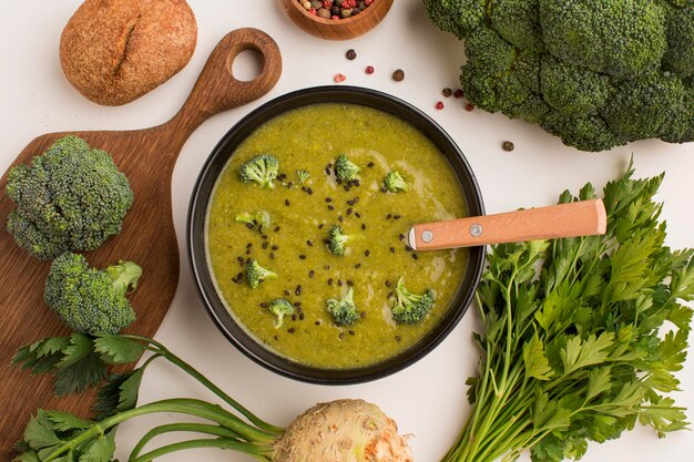 Vista dall'alto della zuppa di broccoli invernali con sedano e pane