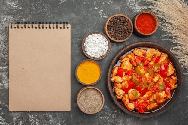 Vista dall'alto della zuppa di pollo con ingredienti