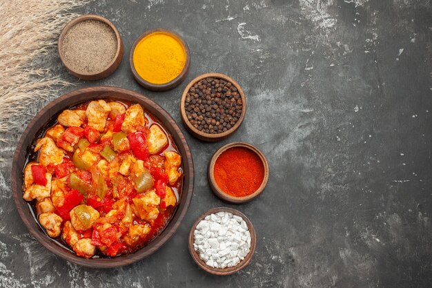 Vista dall'alto della zuppa di pollo con ingredienti