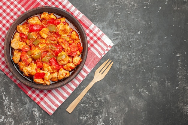 Vista dall'alto della zuppa di pollo con ingredienti