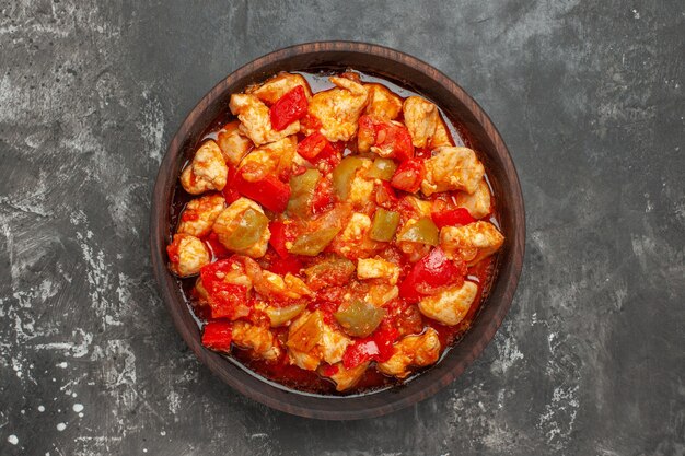 Vista dall'alto della zuppa di pollo con ingredienti