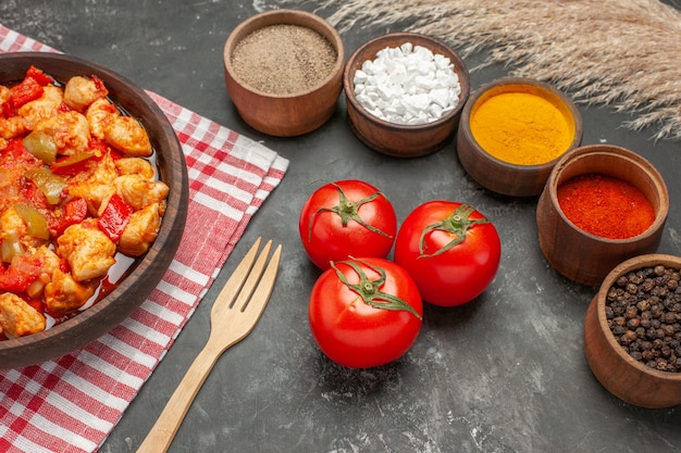 Vista dall'alto della zuppa di pollo con ingredienti