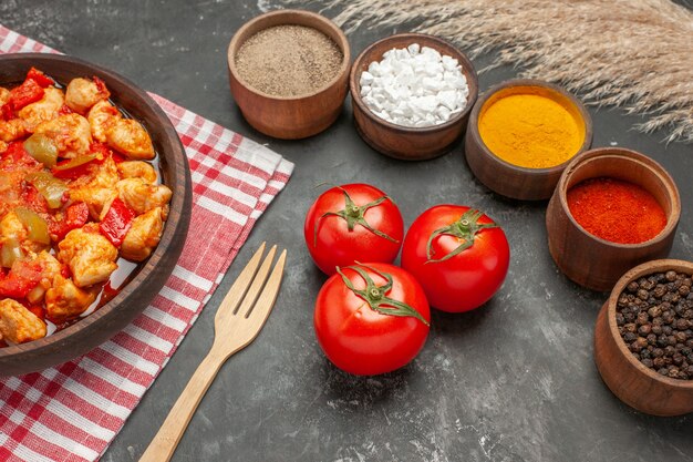 Vista dall'alto della zuppa di pollo con ingredienti