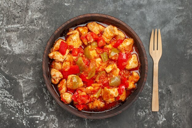 Vista dall'alto della zuppa di pollo con ingredienti