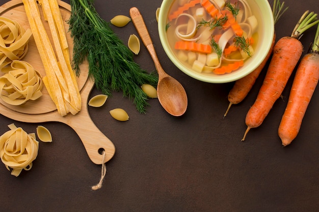 Vista dall'alto della zuppa di verdure invernali con carote e tagliatelle