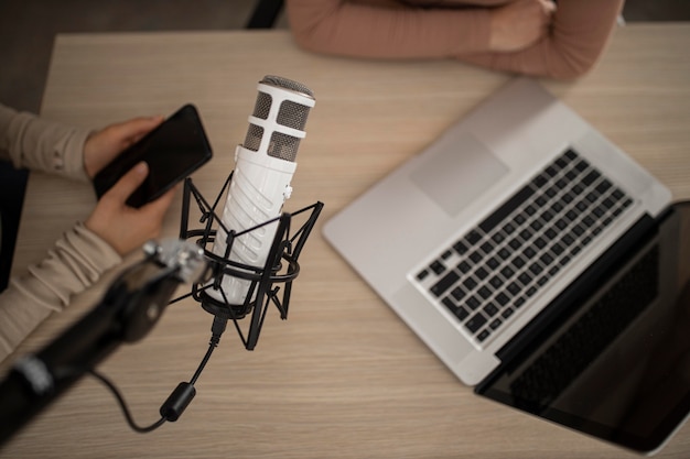 Vista dall'alto delle donne che fanno radio insieme a laptop e smartphone