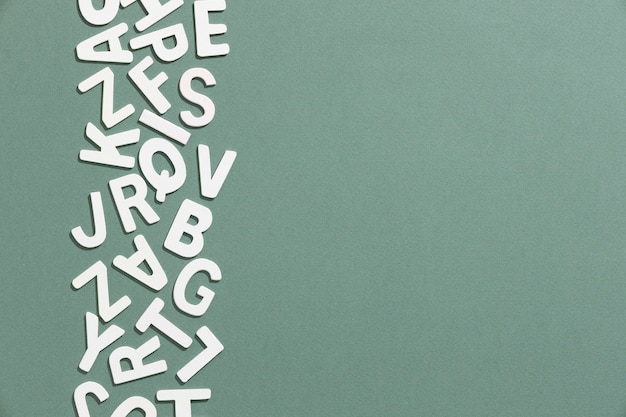 Vista dall'alto delle lettere dell'alfabeto con spazio di copia per la giornata dell'istruzione