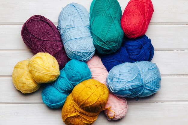 Vista dall&#39;alto delle palle di lana in diversi colori