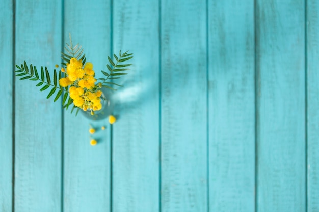 Vista dall&#39;alto delle plance blu con fiori gialli