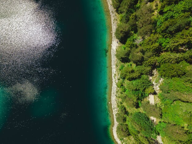 Vista dall'alto delle rive dell'Eibsee nelle alpi bavaresi