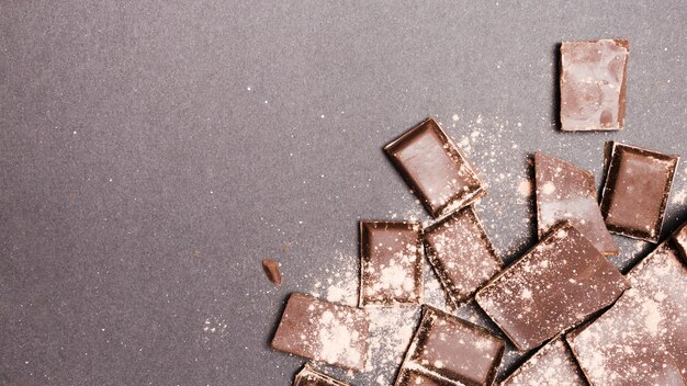 Vista dall&#39;alto delle tavolette di cioccolato ricoperte di cacao in polvere