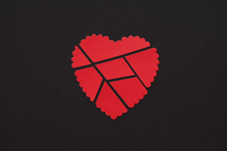 Foto gratuito vista dall'alto dello sfondo del cuore di carta rotto