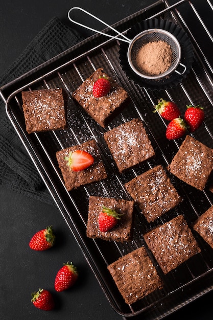 Vista dall'alto dessert al cioccolato con fragole