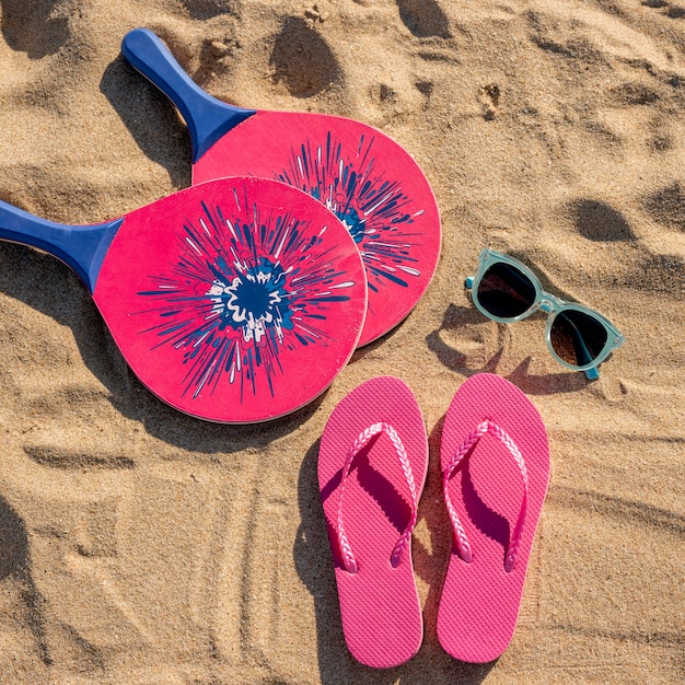 Vista dall&#39;alto di accessori da spiaggia estate