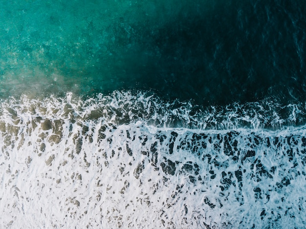 Vista dall&#39;alto di acqua vicino alla spiaggia