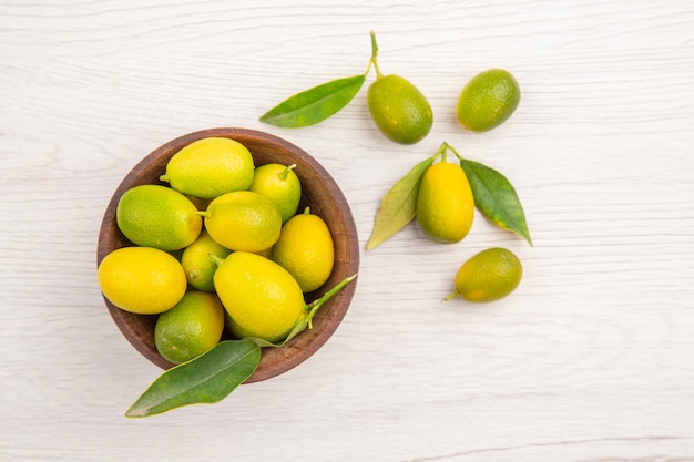 Vista dall'alto di agrumi freschi all'interno del piatto su sfondo bianco frutta matura dieta colore esotico