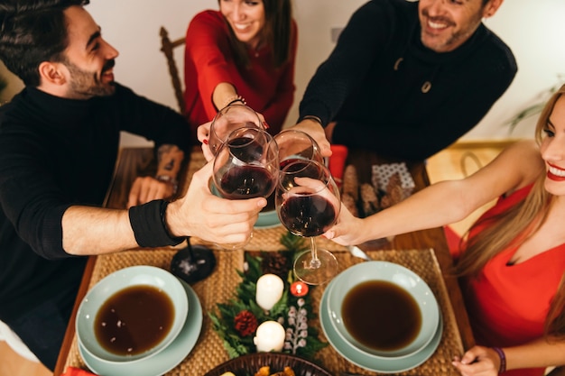 Vista dall&#39;alto di amici cenando a Natale