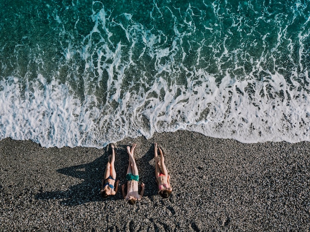 Vista dall&#39;alto di amici relax in spiaggia