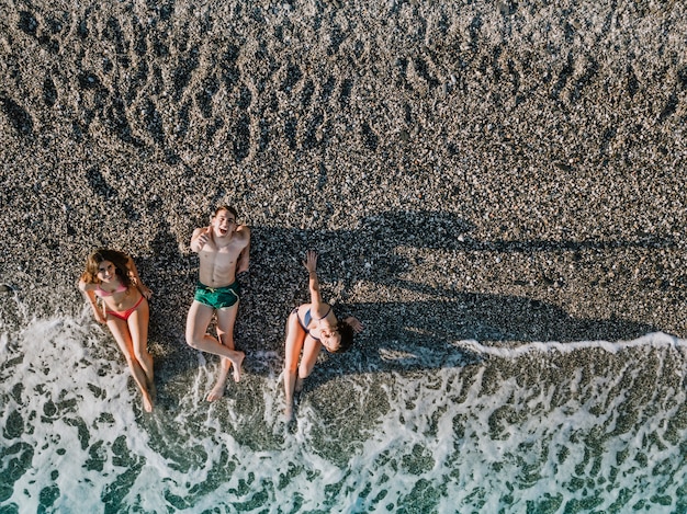 Vista dall&#39;alto di amici relax in spiaggia