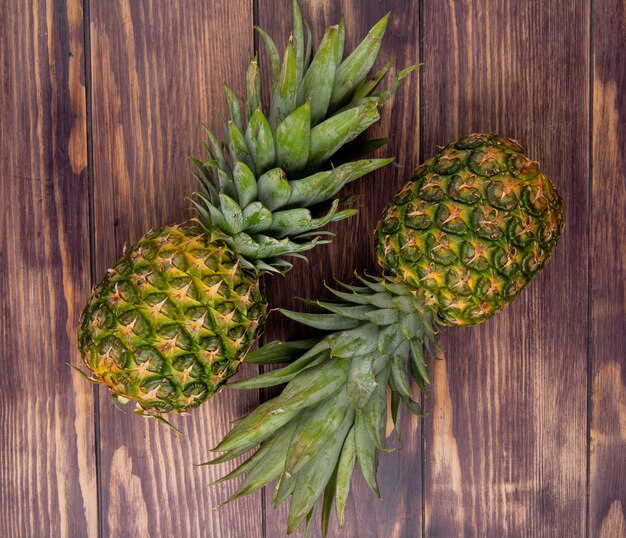 Vista dall'alto di ananas su fondo in legno