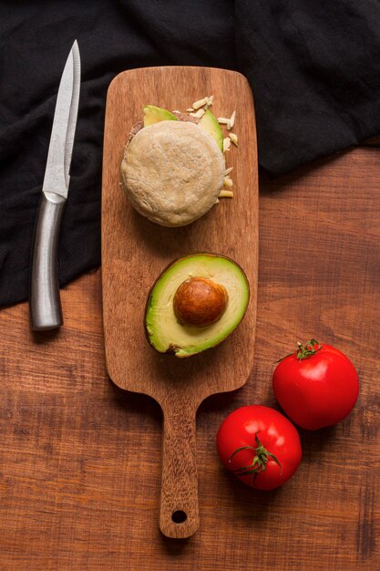 Vista dall'alto di arepa con avocado e pomodori