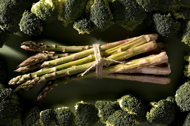 Vista dall'alto di asparagi con broccoli