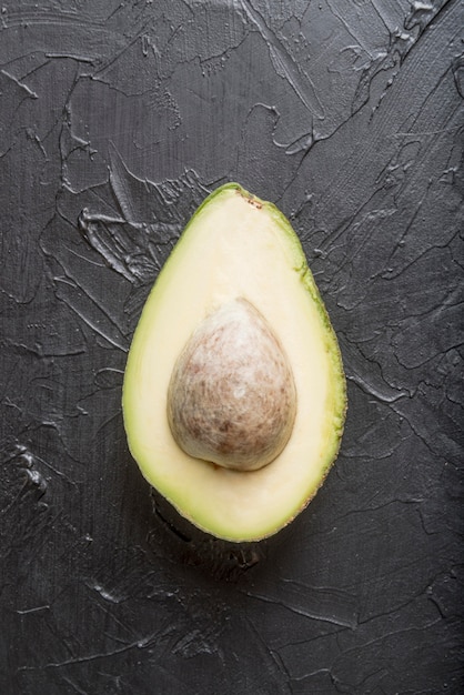 Vista dall'alto di avocado biologico sul tavolo