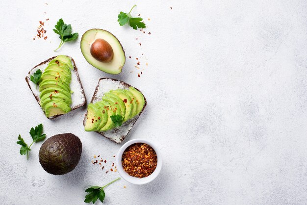 Vista dall'alto di avocado toast per la colazione con erbe e spezie