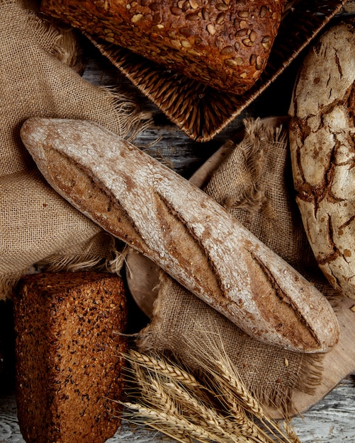 Vista dall'alto di baguette biologica integrale