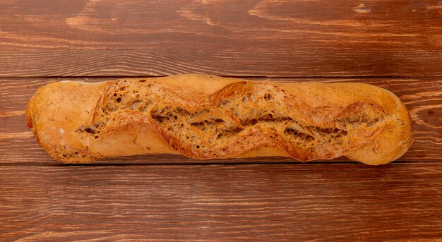 vista dall'alto di baguette nere su fondo in legno