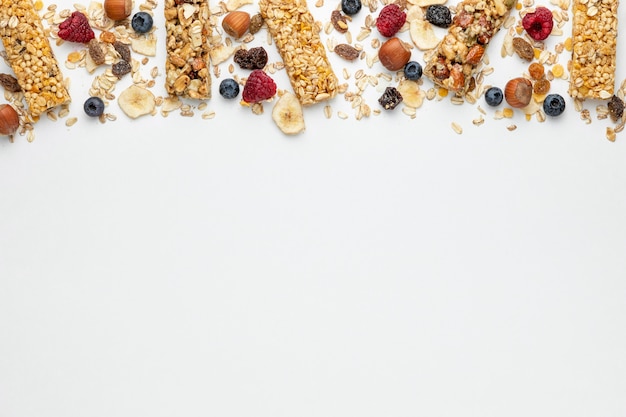 Vista dall'alto di barrette di cereali per la colazione con frutta e copia spazio