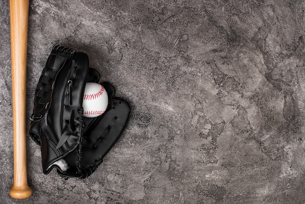 Vista dall'alto di baseball e guanto con spazio di copia