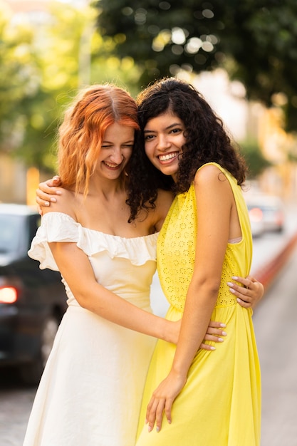 Vista dall'alto di belle ragazze sorridenti