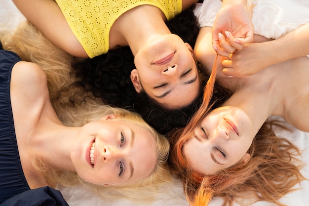 Vista dall'alto di belle ragazze sorridenti