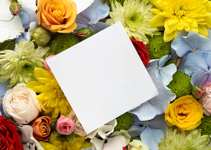 Foto gratuito vista dall'alto di bellissimi fiori con carta bianca