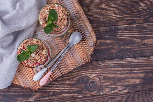 Vista dall'alto di bicchieri di yogurt con cereali e copia spazio