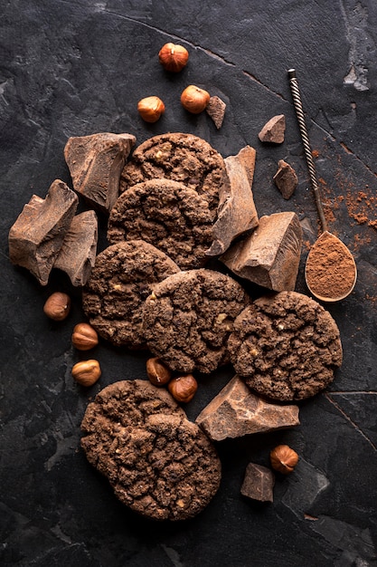 Vista dall'alto di biscotti al cioccolato con nocciole e cacao in polvere