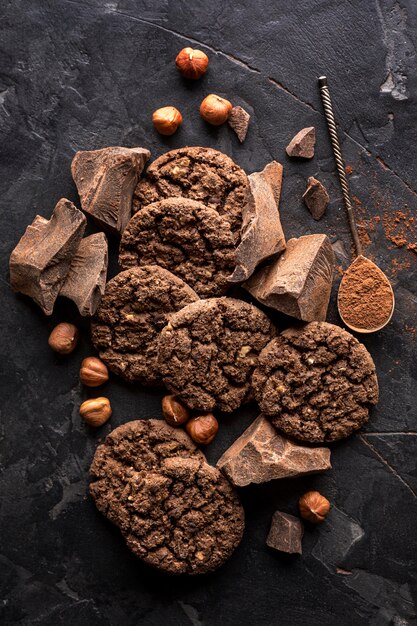 Vista dall'alto di biscotti al cioccolato con nocciole e cacao in polvere