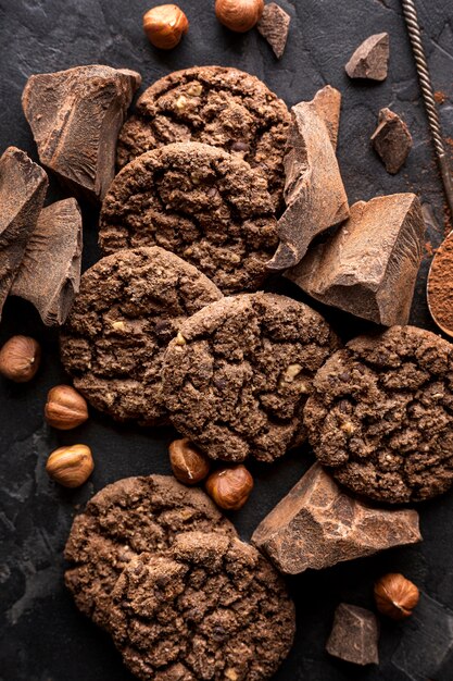 Vista dall'alto di biscotti al cioccolato con nocciole