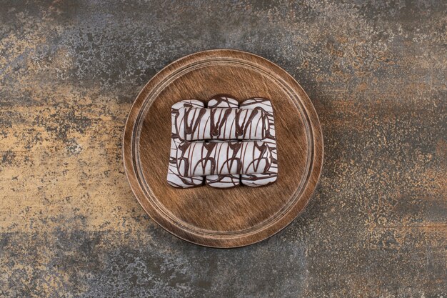 Vista dall'alto di biscotti al cioccolato fatti in casa su tavola di legno.