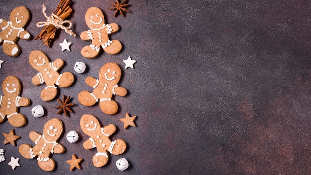 Vista dall'alto di biscotti di panpepato con bastoncini di cannella per Natale e copia spazio