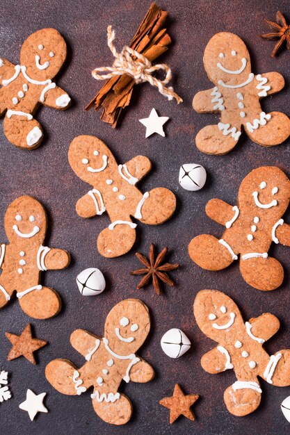 Vista dall'alto di biscotti di panpepato con bastoncini di cannella per Natale